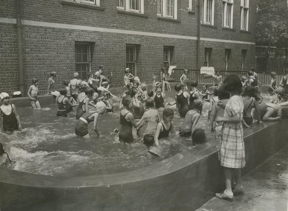 1932: Wading pool at school